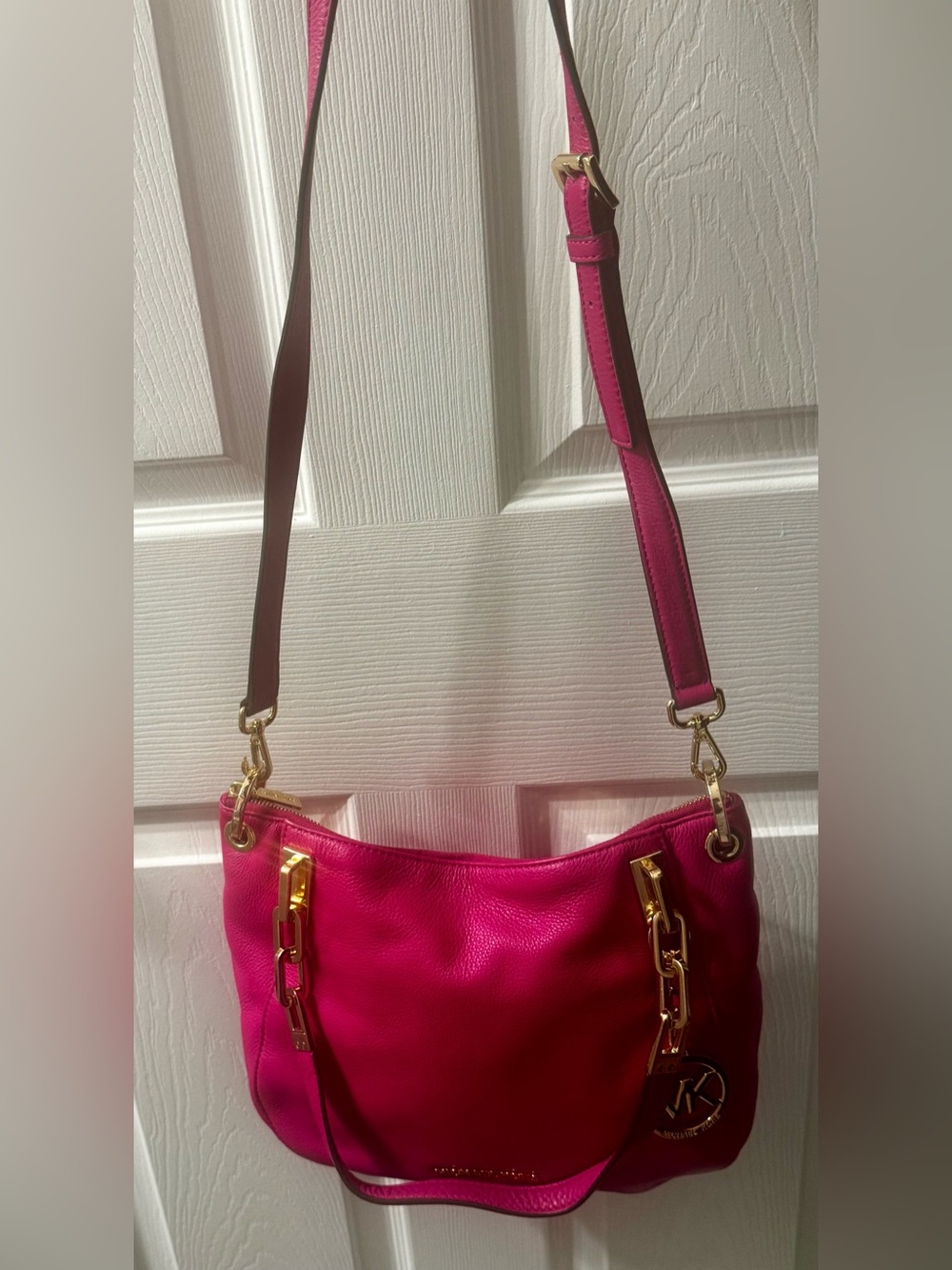 BNWT: Michael Kors hot pink 👛 Leather Shoulder Bag with Gold Hardware